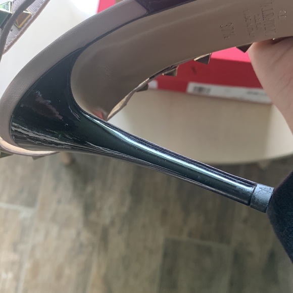 Reposhing my Valentino rock stud pumps. 37.5 - Picture 7 of 13